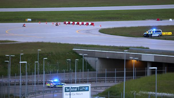 <p>Klimaaktivisten haben sich am frühen Morgen auf einer Zufahrt für Start- und Landebahnen am Flughafen Franz-Josef-Strauß festgeklebt.</p>