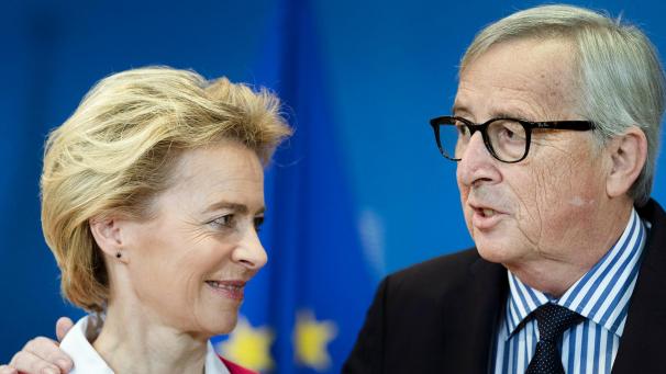 <p>Diese Aufnahme aus dem Jahr 2019 zeigt Jean-Claude Juncker und Ursula von der Leyen bei der offiziellen Zeremonie zur Amtsübergabe im Hauptsitz der EU.</p>