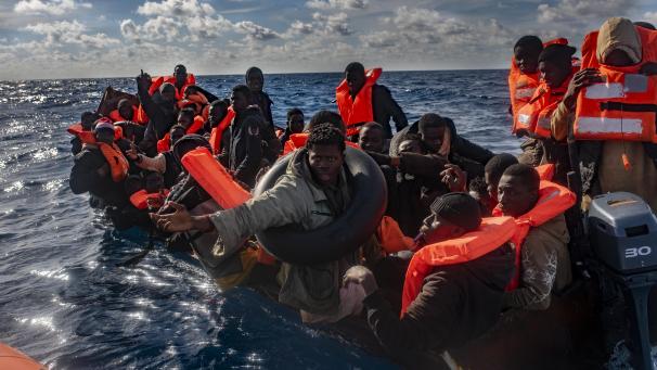 <p>Mehrere Migranten sitzen in einem Boot im Mittelmeer während Rettungskräfte versuchen ihnen zu helfen. Für PFF-Spitzenkandidat Sacha Brandt muss sich Europa auch heiklen Themen wie der Migration stellen.</p>