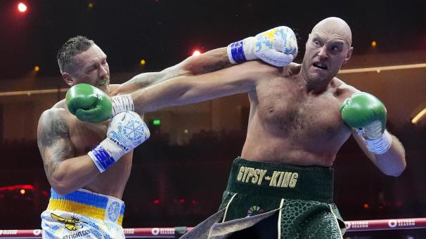 <p>Tyson Fury (rechts) im Duell mit Oleksandr Usyk(links) in der Kingdom Arena</p>