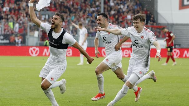 <p>St.Paulis Danel Sinani (l) jubelt nach seinem Tor zum 1:2.</p>