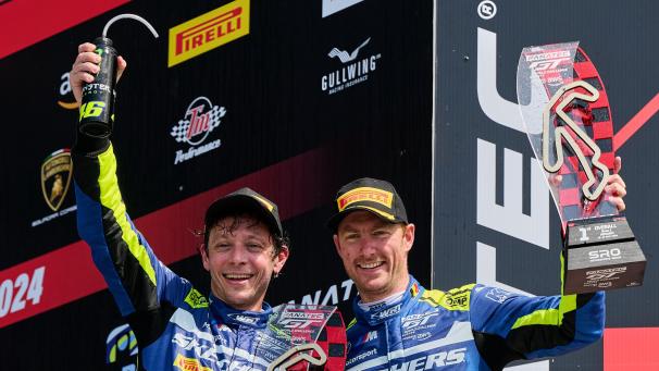 <p>Valentino Rossi (links) und Maxime Martin feiern ihren Sieg.</p>
