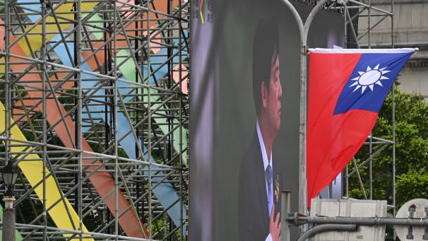 <p>Taiwans neuer Präsident Lai Ching-te spricht bei seiner Antrittsrede, die auf einem Bildschirm zu sehen ist.</p>