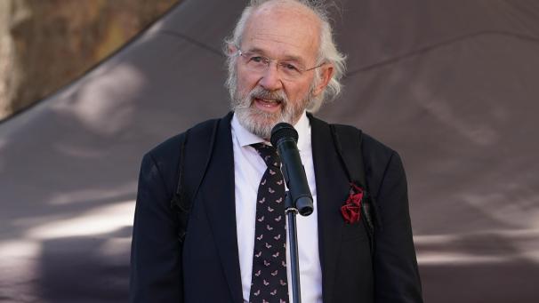 <p>John Shipton, Vater von Julian Assange, spricht vor dem Royal Courts of Justice, nachdem Julian Assange vor dem High Court eine Berufung gegen seine Auslieferung an die Vereinigten Staaten durchsetzen konnte.</p>