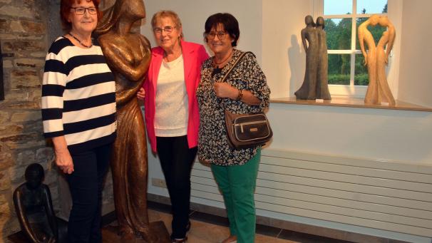 <p>Auch ihre Schwestern aus Maspelt und Bracht besuchten Ursula Förster (Mitte) in ihrer Ausstellung.</p>