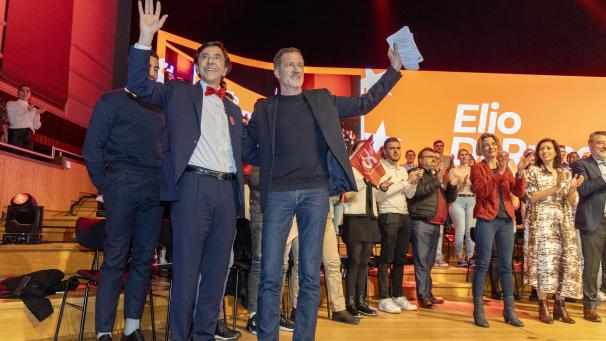 <p>Elio Di Rupo (l.) und Paul Magnette lassen sich bei einem Wahlkongress der PS feiern.</p>