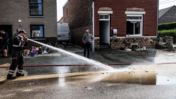 <p>Die Aufräumarbeiten haben am Samstag begonnen.</p>