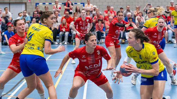 <p>Gemeinsam mit Céline Clermont wagt Kaye Kriescher den großen Schritt in den Profihandball.</p>