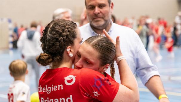 <p>Enttäuschung nach dem zweiten verlorenen Meisterschaftsfinale: Ilona Le Brigand tröstet Lauranne Beckers.</p>