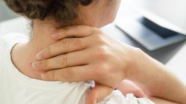 <p>Von langer Arbeit am Schreibtisch bekommen viele Menschen Nackenschmerzen.</p>