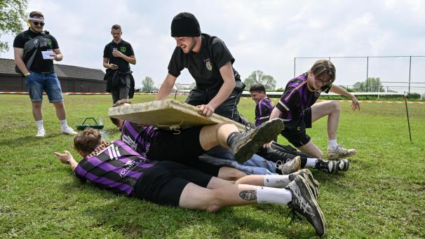 <p>Auf dem Brett surfend über die Mannschaftskameraden.</p>