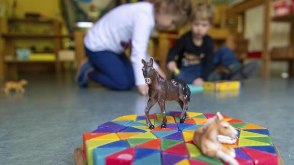 <p>Steffi Pauels (CSP) befragt Ministerin Lydia Klinkenberg (ProDG) zur Arbeitszeitenregelung in der Kinderbetreuung.</p>