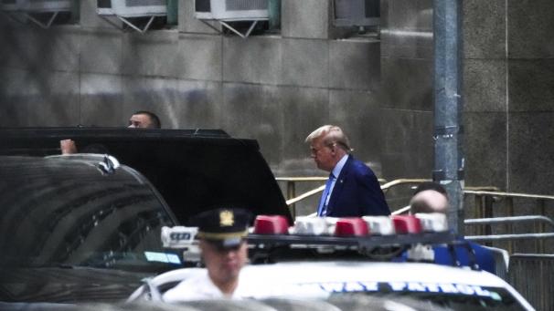 <p>Donald Trump verlässt in New York das Strafgericht in Manhattan.</p>