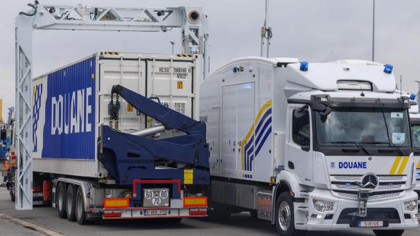 <p>Ein Container-Lkw fährt durch den mobilen Scanner des Zolls auf dem Gelände des Antwerpener Hafens.</p>