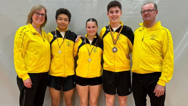 <p>Die drei Teilnehmer des TV Raeren mit ihren Trainern (von links): Trainerin Cindy Comuth, Noah Emonts, Ljiljana Hirschberg, Lennox Barthel und Trainer Joseph Wey.</p>