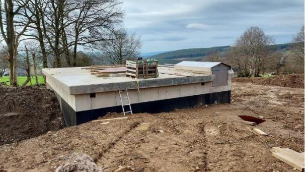 <p>In Henumont (Gemeinde Trois-Ponts) baut die SWDE eine Druckerhöhungsanlage.</p>