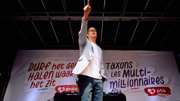 <p>PTB-Pateichef Raoul Hedebouw in seinem Element: „Holt das Geld dort, wo es ist.“</p>