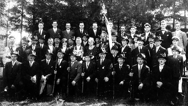 <p>Dieses Gruppenfoto der Elsenborner Schützen entstand 1933. Wenige Jahre später sollte das Vereinsleben wegen des Krieges zum Erliegen kommen.</p>