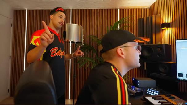 <p>In den heiligen Hallen von DJ Omdat Het kan (rechts) wurde der Song von Average Rob (links) aufgezeichnet.</p>