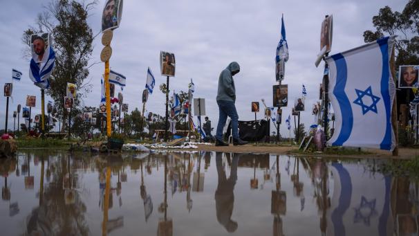 <p>Israelis besuchen den Ort, an dem am 7. Oktober 2023 bei einem Terrorangriff von Mitgliedern der Hamas auf das Nova-Musikfestival hunderte Feiernde getötet und entführt wurden.</p>