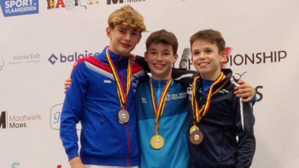 <p>Felix Heinrichs (Mitte) freut sich über seinen ersten Titelgewinn bei den belgischen Meisterschaften.</p>