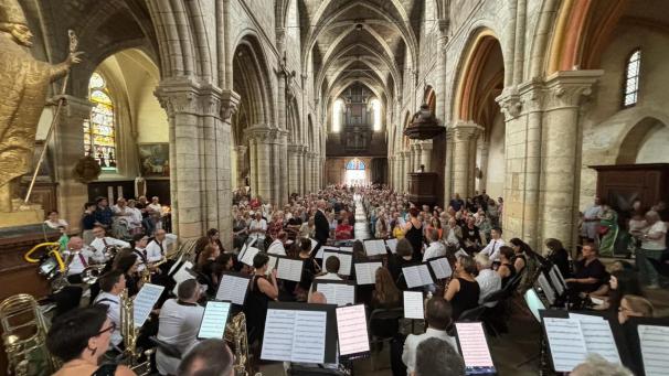 <p>Viel Applaus gab es für die Ostbelgier auch in der Kirche von Châlons en Champagne</p>