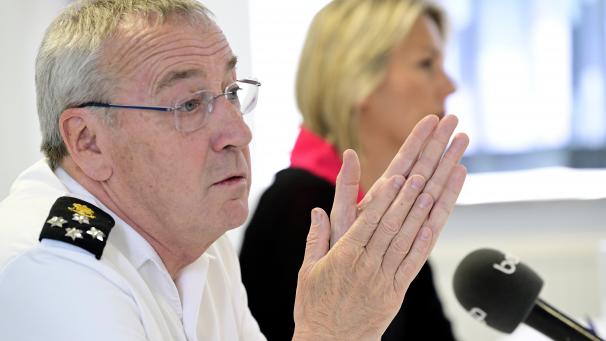 <p>Armeechef Admiral Michel Hofman und Verteidigungsministerin Ludivine Dedonder</p>
