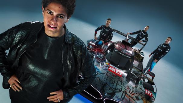 <p>Das Le Mans-Kunstauto von BMW – mit der Künstlerin und den Fahrern.</p>