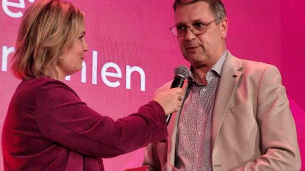 <p>Preisträger Stephan Pesch wird von Moderatorin Ophélie Fontana interviewt, nachdem er den Preis für die deutschsprachige Presse entgegengenommen hat.</p>