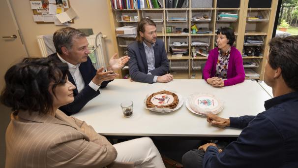 <p>Alexander De Croo (ganz links) führte bei seinem Besuch in Gent mehrere Gespräche.</p>