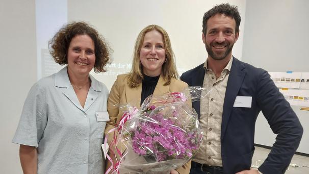 <p>TAO-Direktorin Sandra De Taeye, Ministerin Isabelle Weykmans und Thorsten Maraite, der weiter TAO-Präsident bleibt.</p>