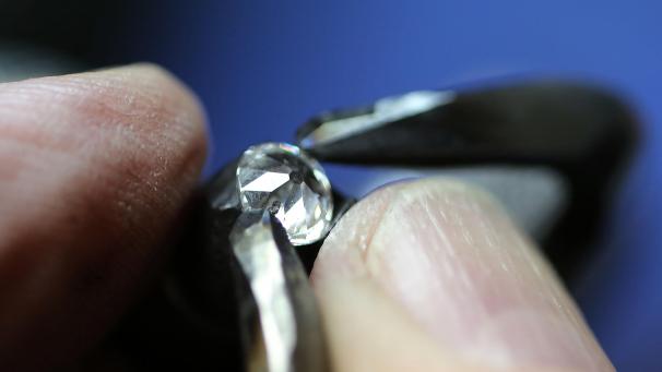 <p>Ein Diamant-Schleifer arbeitet in Antwerpen an einem Stein. Antwerpen ist weltweit das wichtigstes Zentrum für die Verarbeitung und den Handel von Diamanten.</p>