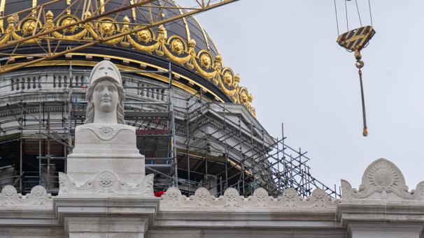 <p>Die restaurierte Büste der Minerva auf der Fassade des Justizpalastes</p>