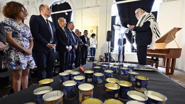 <p>Gedenkfeier im Jüdischen Museum. Rechts: Großrabbiner Albert Guigui</p>