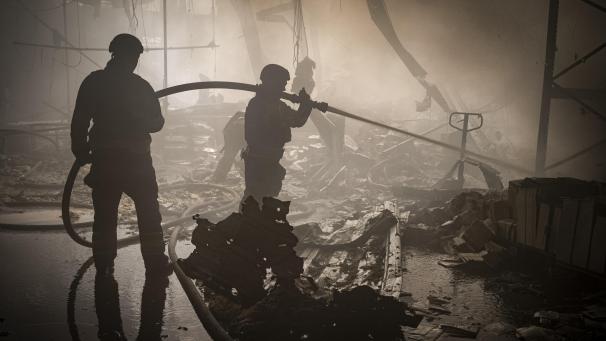 <p>Beim Einschlag von zwei Raketen auf dem Gelände einer Druckerei im Süden von Charkiw waren am Donnerstag fünf Menschen getötet und ein Dutzend verletzt worden.</p>