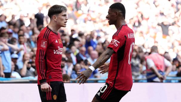 <p>Alejandro Garnacho (l) von Manchester United feiert sein Tor zum 0:1 mit Marcus Rashford.</p>