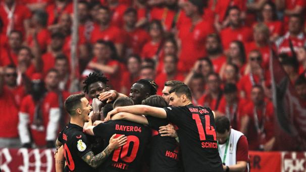 <p>Leverkusens Spieler jubeln über den Treffer zum 1:0.</p>