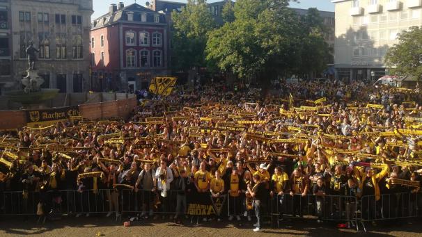 <p>Insgesamt haben am Samstag 3.500 Alemannia-Fans auf dem Markt gefeiert.</p>