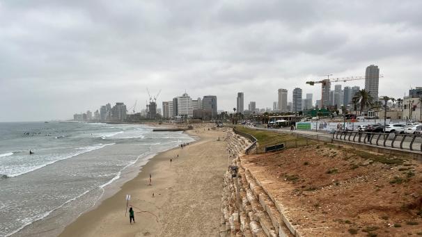 <p>Die Küstenpromenade vor Tel Aviv. Erstmals seit vier Monaten hat die islamistische Terrororganisation Hamas erneut Raketen auf den Großraum Tel Aviv gefeuert.</p>