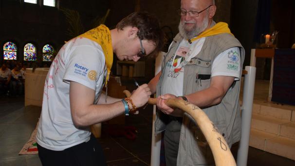 <p>Willy Margraff mit dem Pilgerstab bei der Rückkehr von der Romwallfahrt der Ministranten 2019 in St.Vith</p>