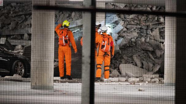 <p>Rettungsdienste stehen in dem Parkhaus des St. Antonius-Krankenhauses, in dem mehrere Stockwerke eingestürzt sind.</p>
