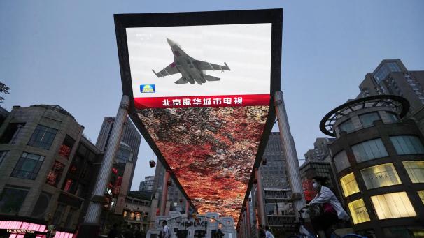 <p>Auf einem Großbildschirm in Peking ist die Nachricht zu sehen, dass Chinas Militär eine zweitägige Übung rund um Taiwan begonnen hat.</p>