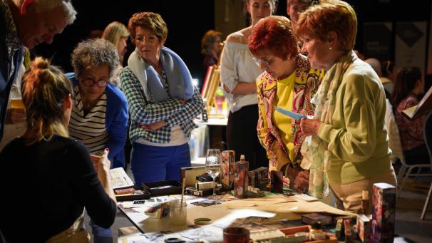 <p>Die Besucher können ausgestellte Kunstwerke entdecken, einigen Künstlern aus der Region live bei ihrer Arbeit zuschauen.</p>