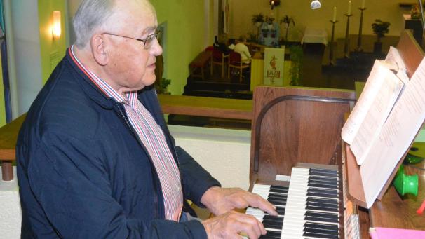 <p>Ernst Meyers verabschiedete sich mit demLied „Möge die Straße“ auf der Empore an „seiner“ Orgel.</p>