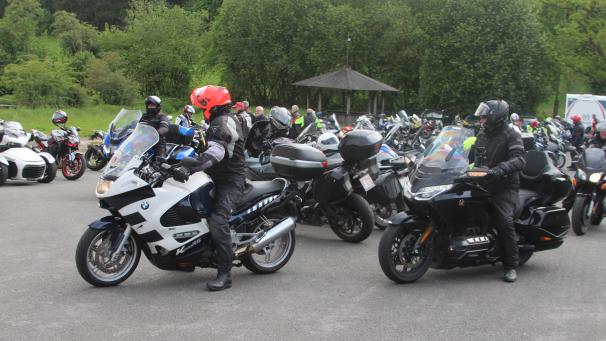 <p>Motorradfahrer so weit das Auge reicht an der Schützenhalle in Meyerode.</p>