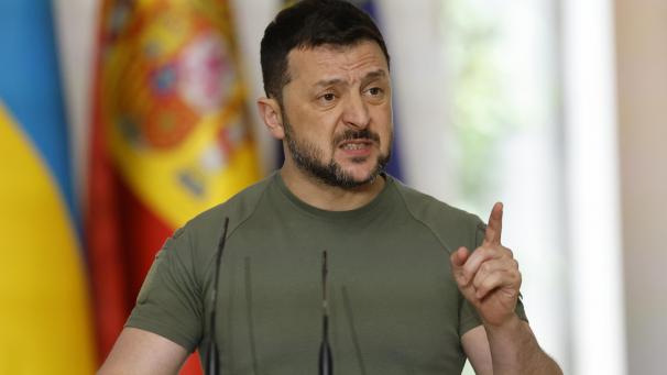 <p>Selenskyj war am Montag zu Besuch in Spanien, bevor er am Abend nach Belgien weiterreiste. Spanien sagte dem ukrainischen Präsidenten Hilfen in Milliardenhöhe zu.</p>