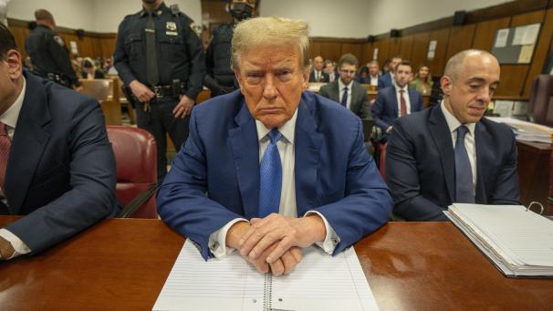 <p>Donald Trump, ehemaliger Präsident der USA, sitzt vor dem Strafgericht in Manhattan.</p>