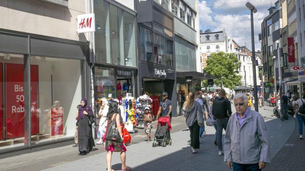 <p>Noch gibt es Kunden auf der Adalbertstraße</p>