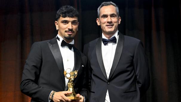 <p>Cameron Puertas (links) erhielt von Lorin Parys, dem CEO der Pro League, den Award.</p>