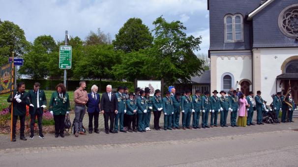 <p>Der Jubelverein und die Ehrengäste begrüßten die Vereine beim Festzug an der Kirche.</p>